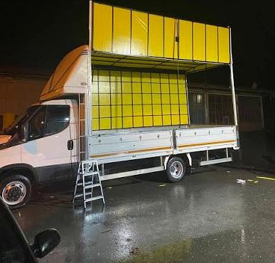Açılır kanatlı tente — gece